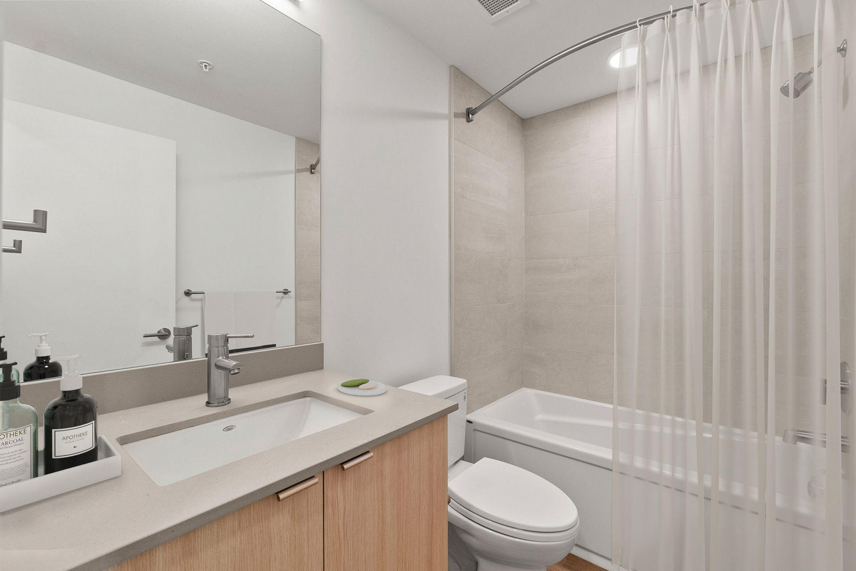 Ledge on Lakeshore - 2 Bed + Flex Room 3