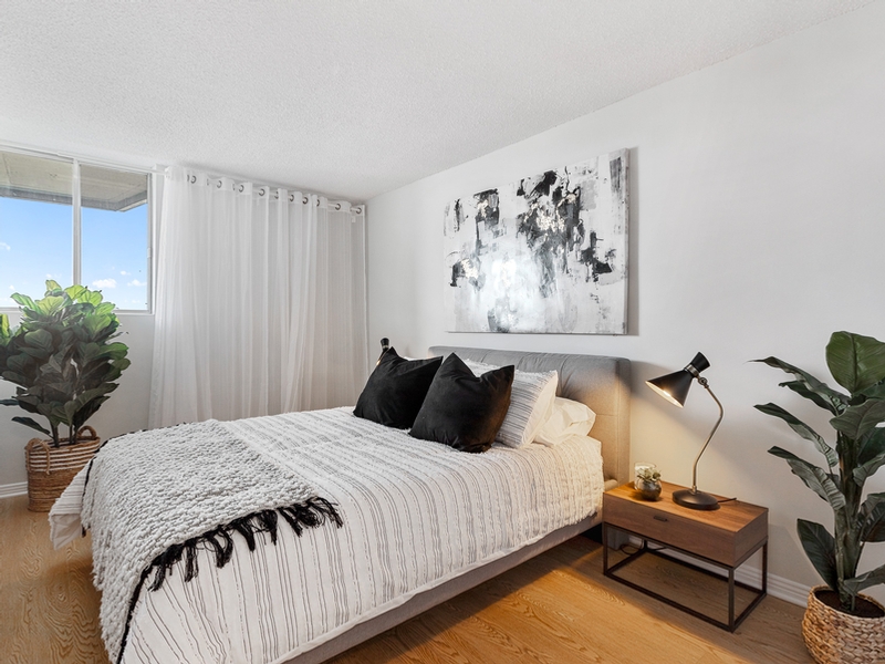 St. Laurent Boulevard - 2 Bedrooms 5