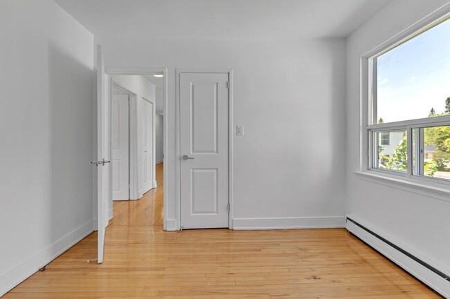 389-401 Yonge Street Apartments - 2 Bedrooms 2