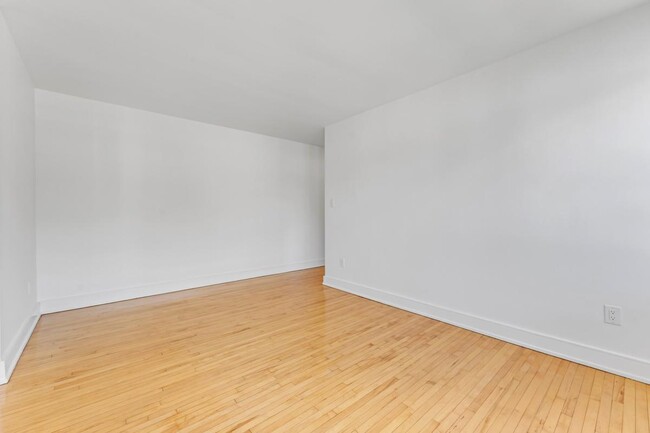 389-401 Yonge Street Apartments - 2 Bedrooms 4
