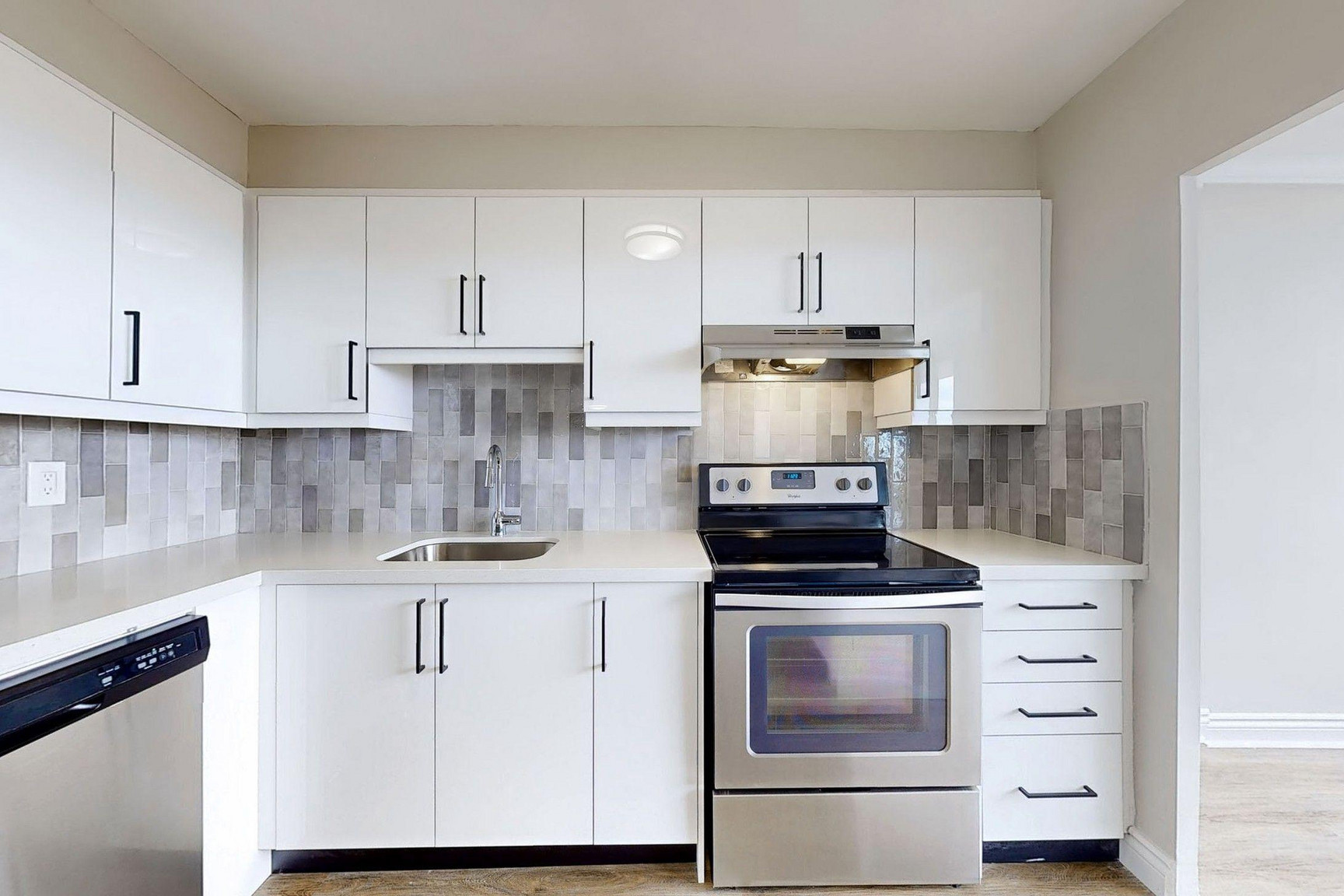 40 & 60 Pleasant Blvd - Bachelor 4