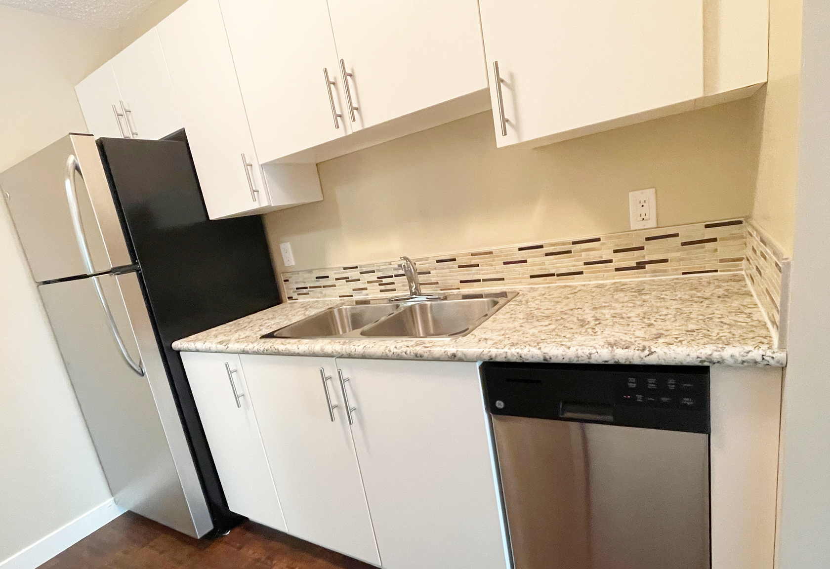 Riverside - 1 Bedroom 1 Bath 4