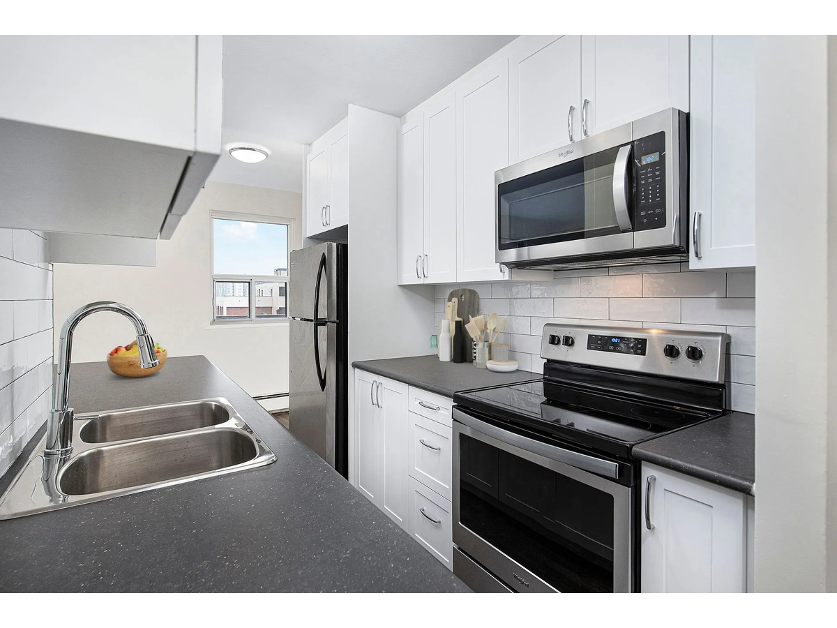 4981 Bathurst Street - 1 Bedroom 4