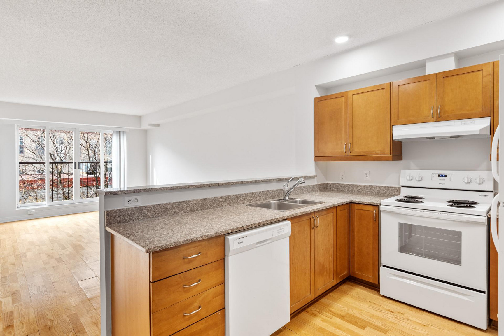 Clarendon Lanes - 1 Bed 1 Bath + Den 2