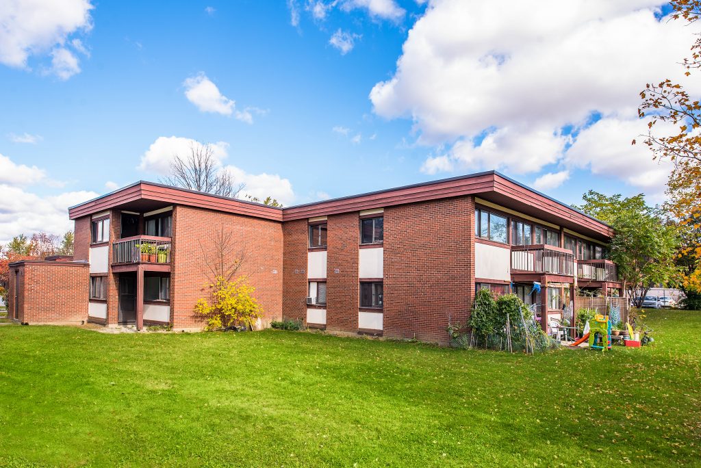Silver Springs Park 2 - 3 Bedroom Townhouse + Den 2