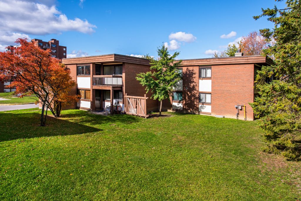 Silver Springs Park 2 - 3 Bedroom Townhouse + Den 3