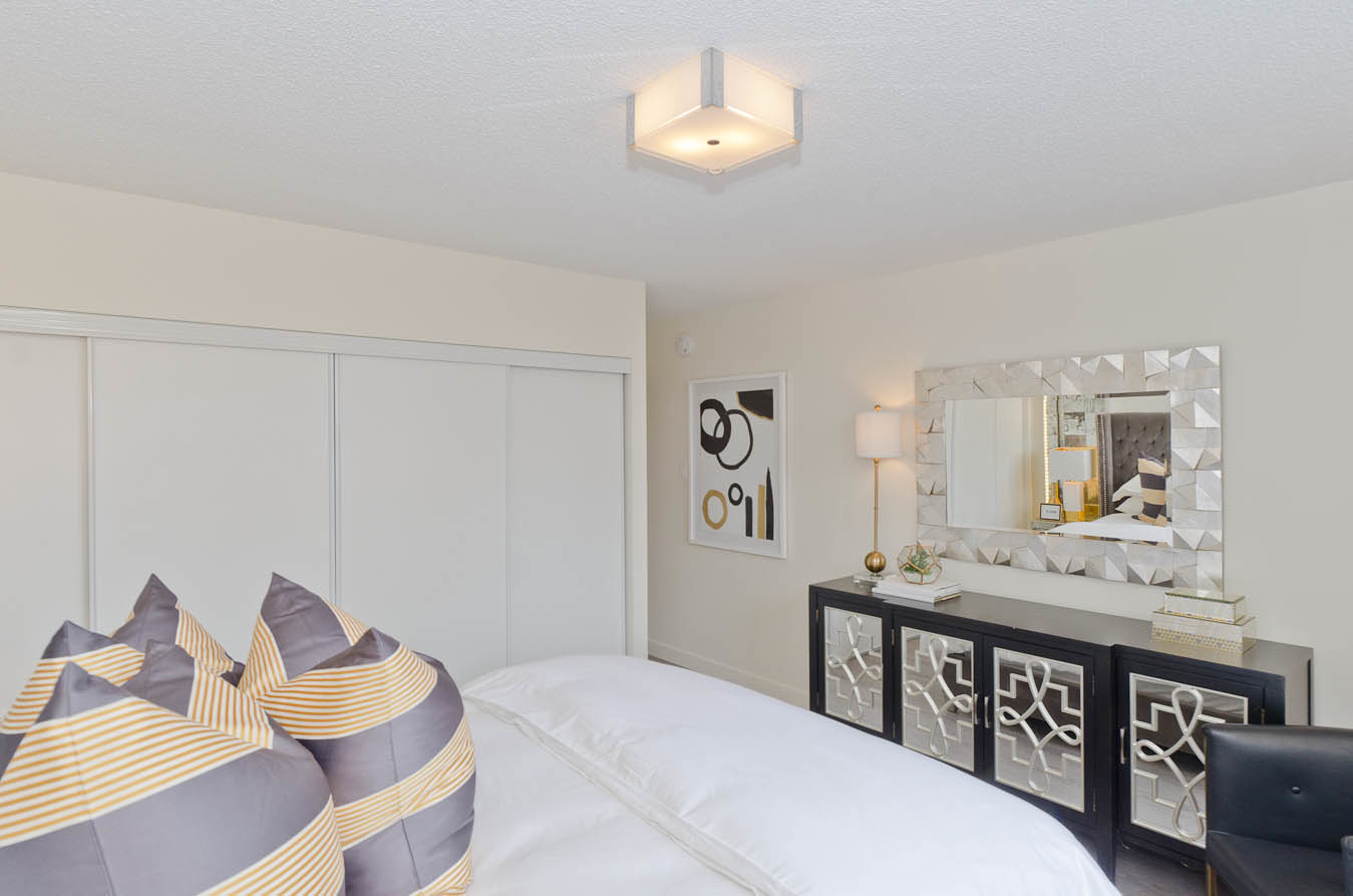 Chateau Apartments - Studio 4