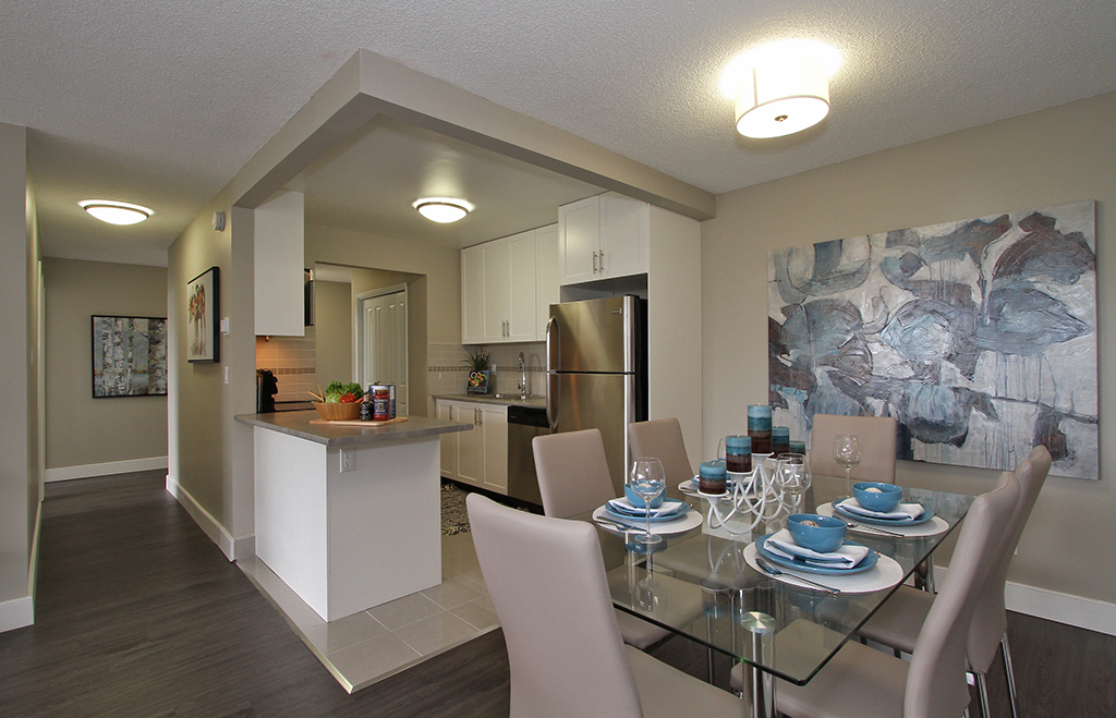 Lougheed Lodge - Burnaby 3 Bedrooms 5