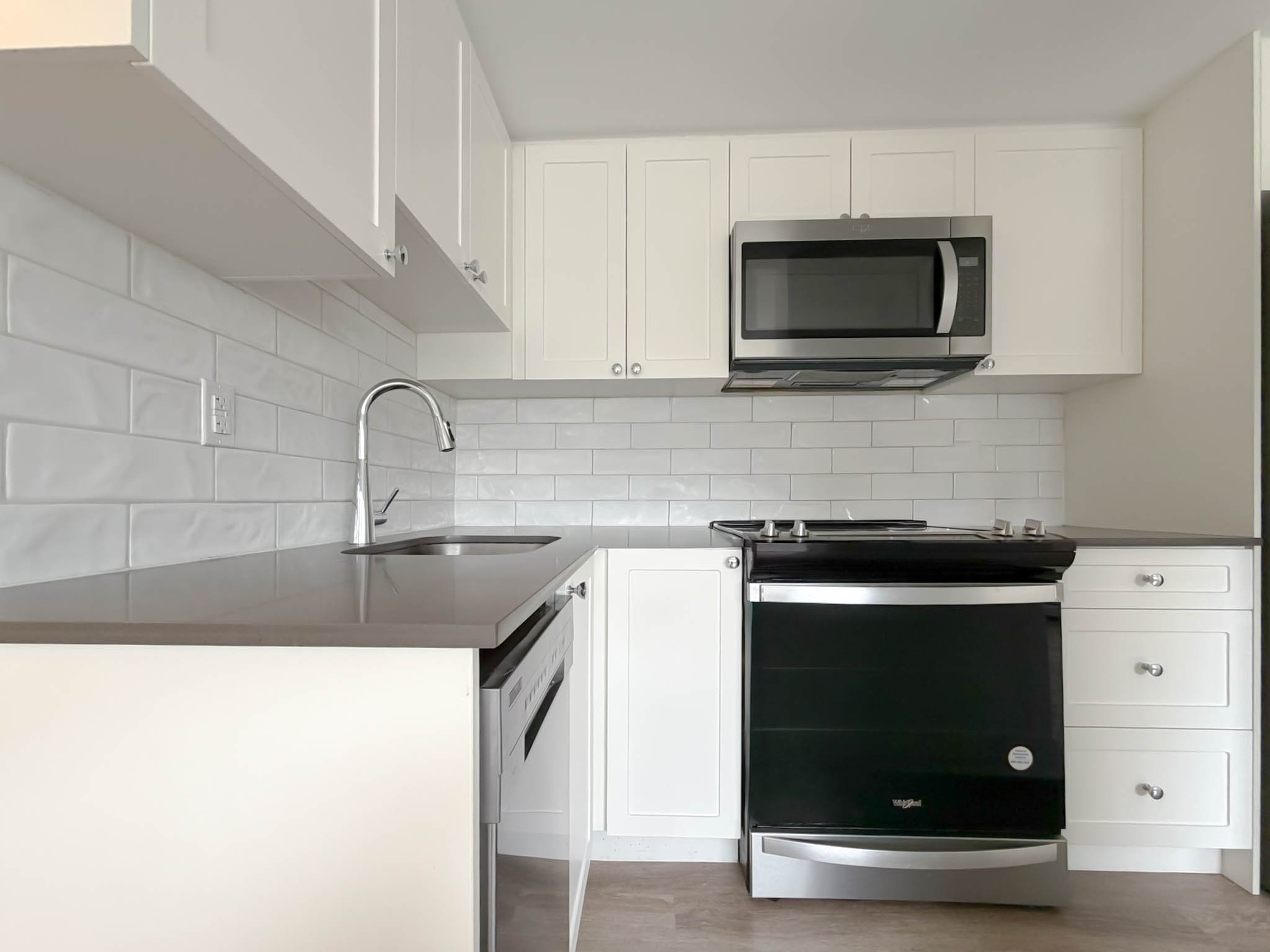 Connaught Apartments - Vancouver Bachelor 4
