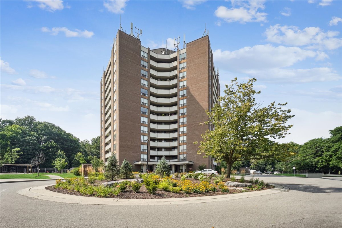 Rathburn Apartments - 1 Bedroom available at 2121 Rathburn Road East, Mississauga 3