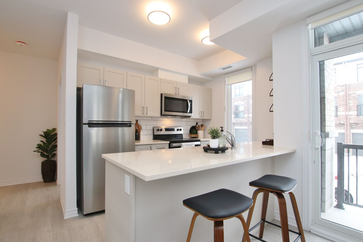 Hillview Apartments - 2 Bedroom + Den available at 525, 545 & 555 Recolte Private 2