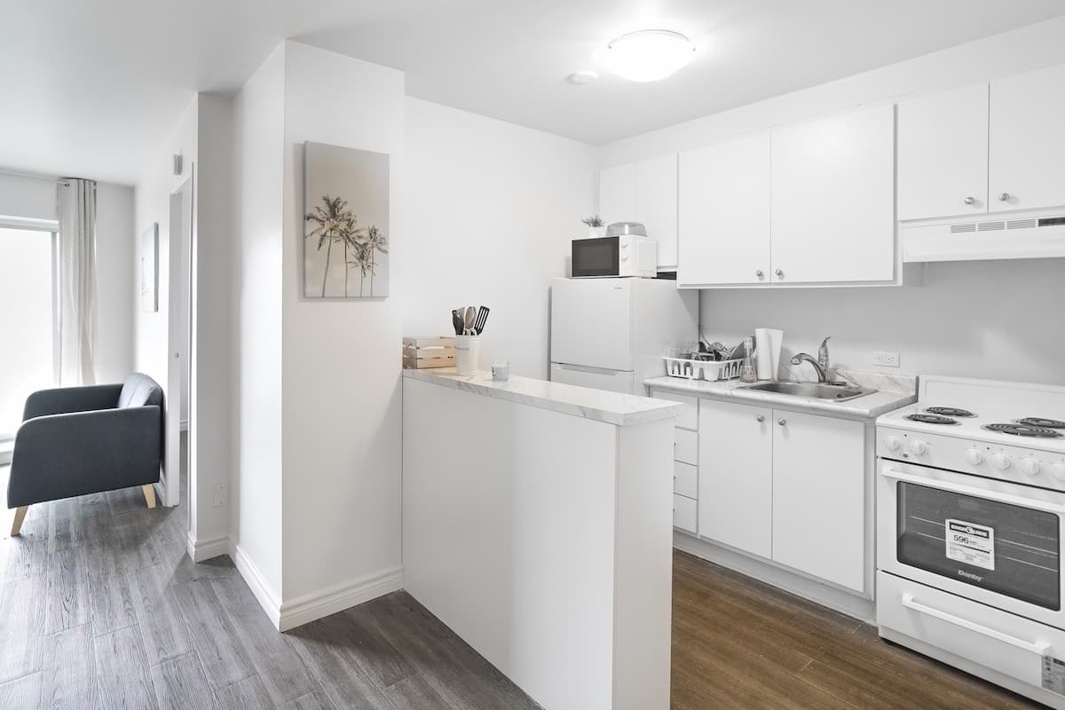 The Saguenay Apartments - 2 Bedroom available at 135 East Sherbrooke street, Montreal 5