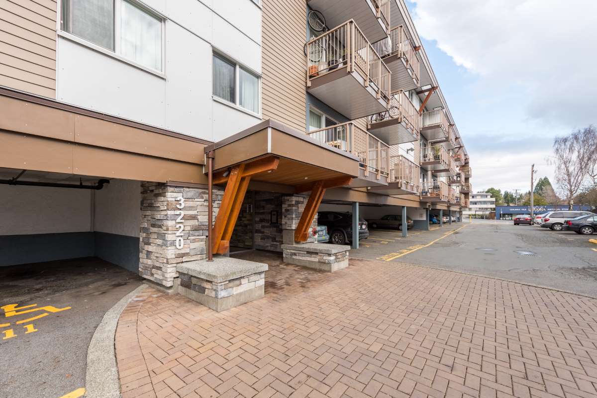 Lord Harley - Junior 1 Bedroom available at 3220 Quadra Street, Victoria 4