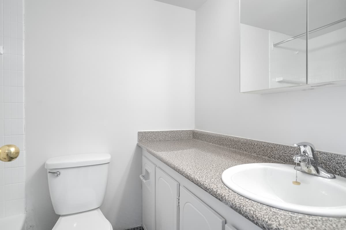 Cote-des-Neiges Apartments - 2 Bedroom available at 4760 Chemin de la Côte-des-Neiges 2