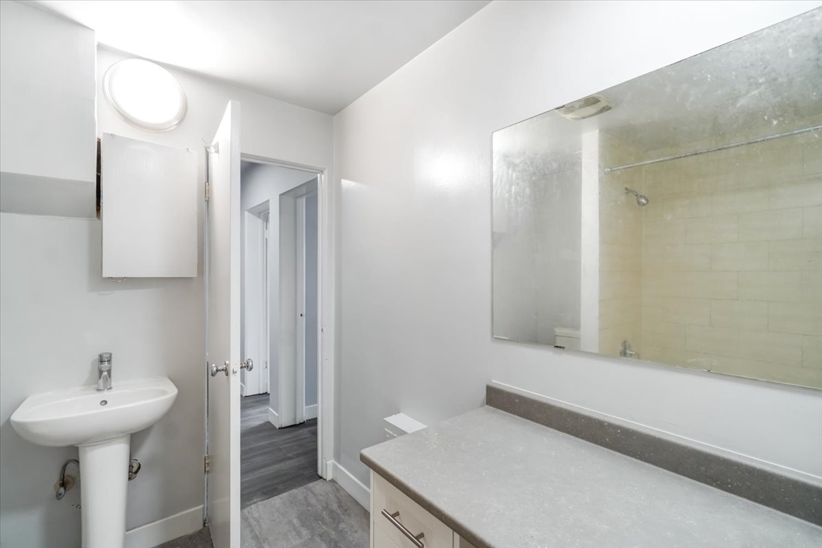 Hillcrest Manor Apartments - 1 Bedroom available at 1303 Eighth Avenue, New Westminster 3