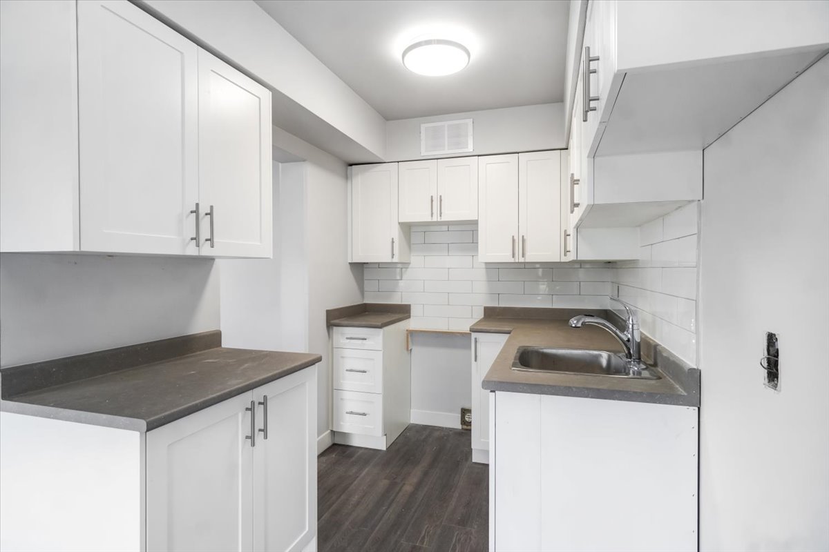 Hillcrest Manor Apartments - 2 Bedroom available at 1303 Eighth Avenue, New Westminster 2