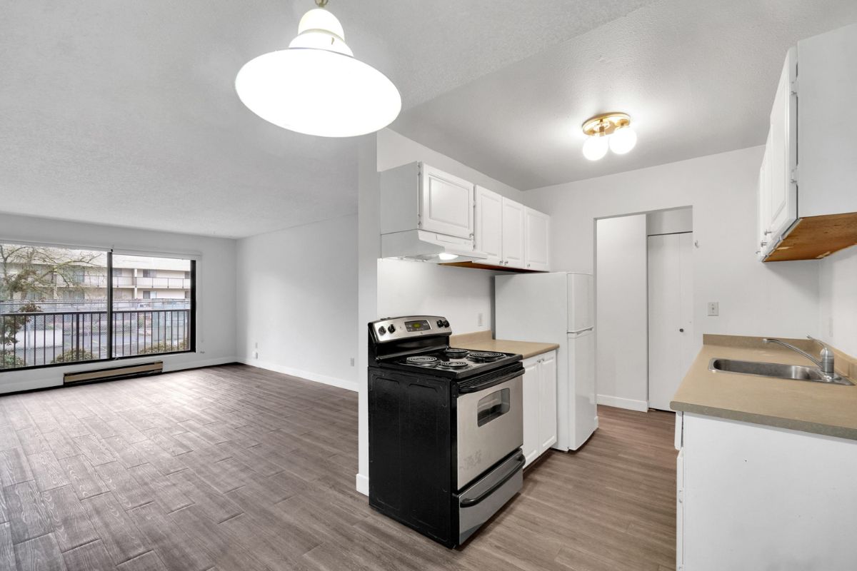 Dolphin Square Apartments - Bachelor available at 8200 Park Road, Richmond 4