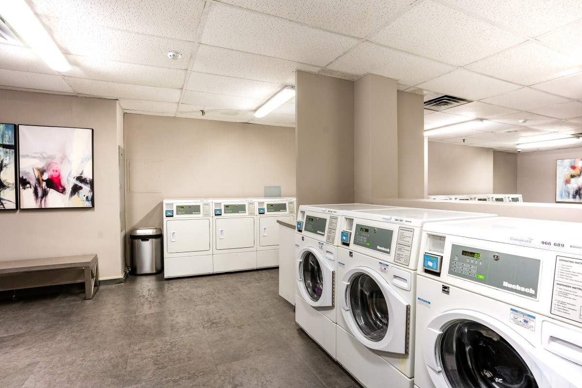 Davisville Village Apartments - Bachelor available at 33 Davisville Avenue, Toronto 3