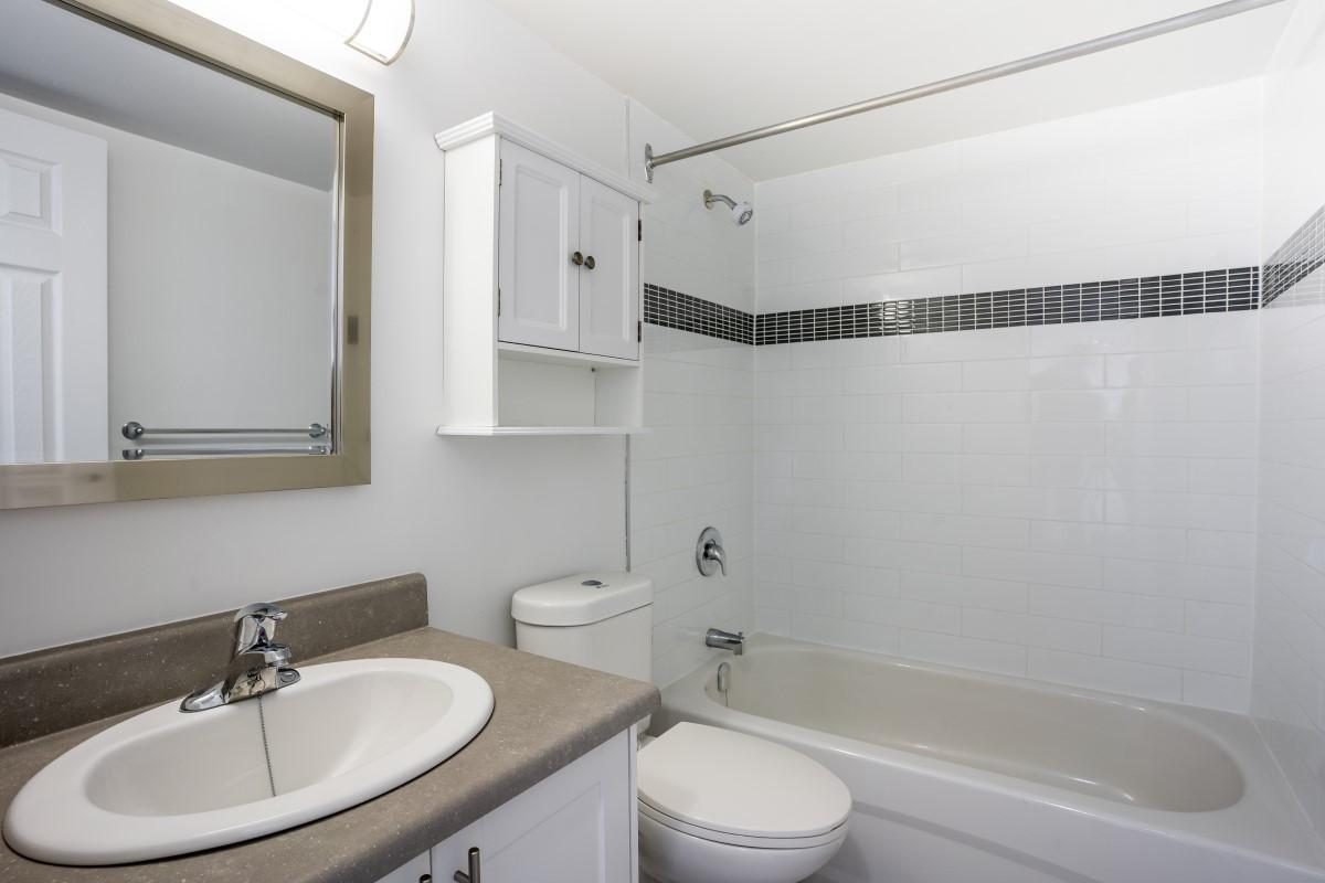 Davisville Village Apartments - Bachelor available at 33 Davisville Avenue, Toronto 2