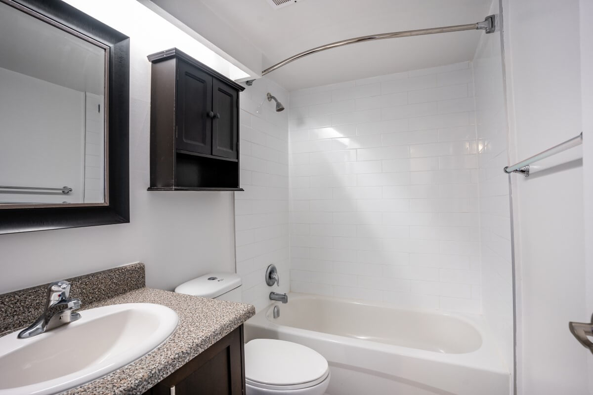 Davisville Village Apartments - Bachelor available at 111 Davisville Avenue, Toronto 2
