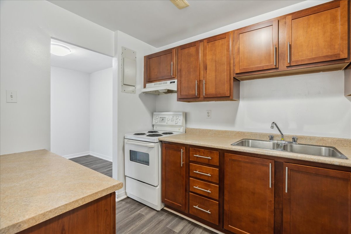 Colonial Court - 2 Bedroom available at 750, 760, 770, 780 Viscount Road, London 4