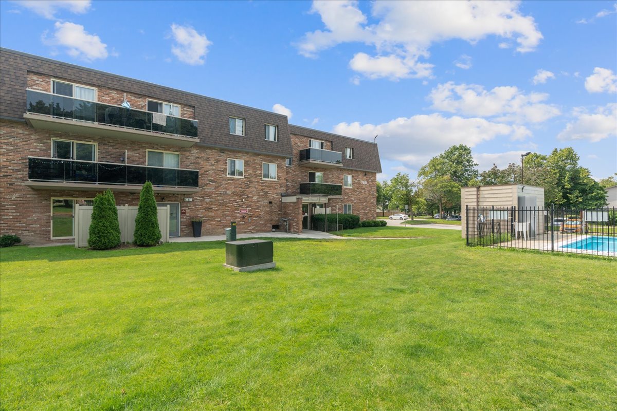 Colonial Court - 2 Bedroom available at 750, 760, 770, 780 Viscount Road, London 3