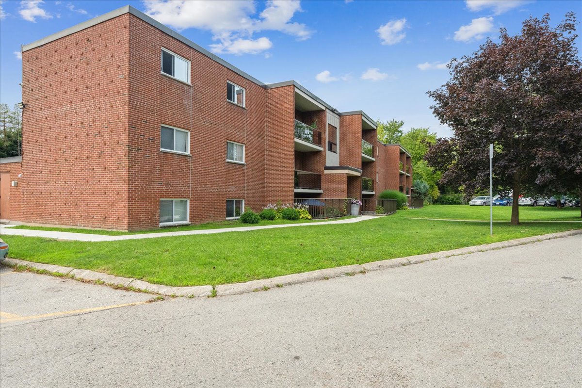 Blackacres Blvd Apartments - 2 Bedroom available at 181,183 Blackacres Blvd, London 4