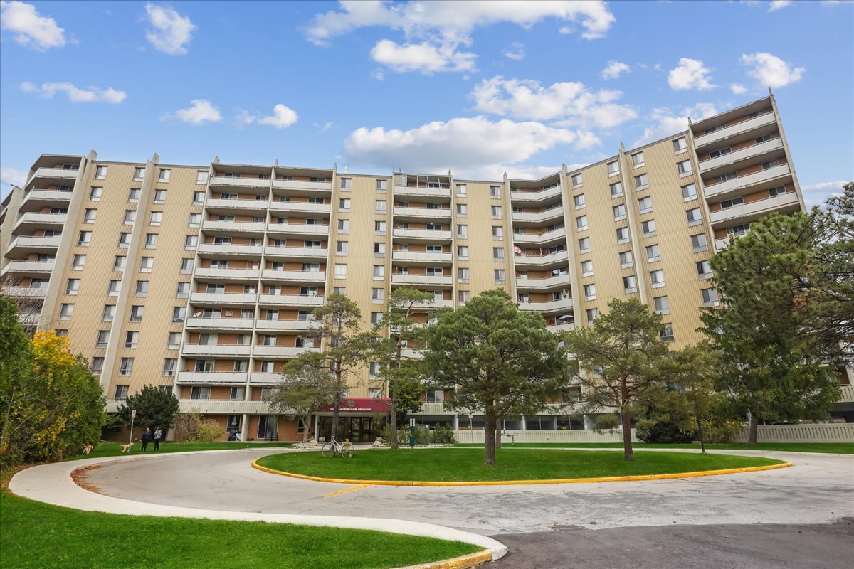 Highland Village - Bachelor available at 400 Sandringham Crescent, London