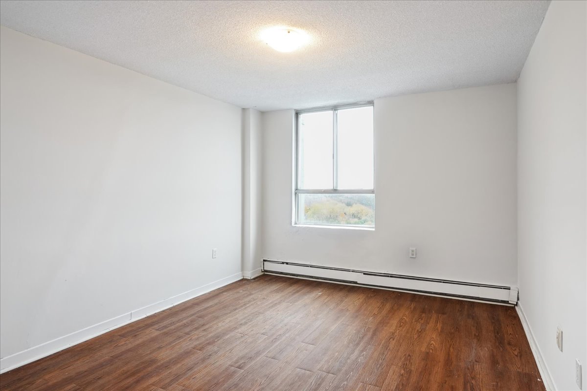 Highland Village - 3 Bedroom available at 400 Sandringham Crescent, London 5