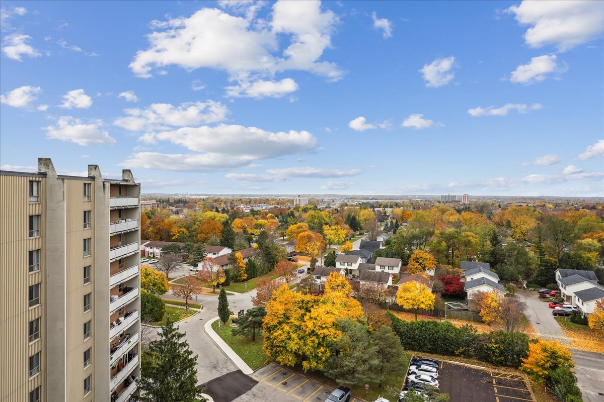 Highland Village - 3 Bedroom available at 400 Sandringham Crescent, London 4