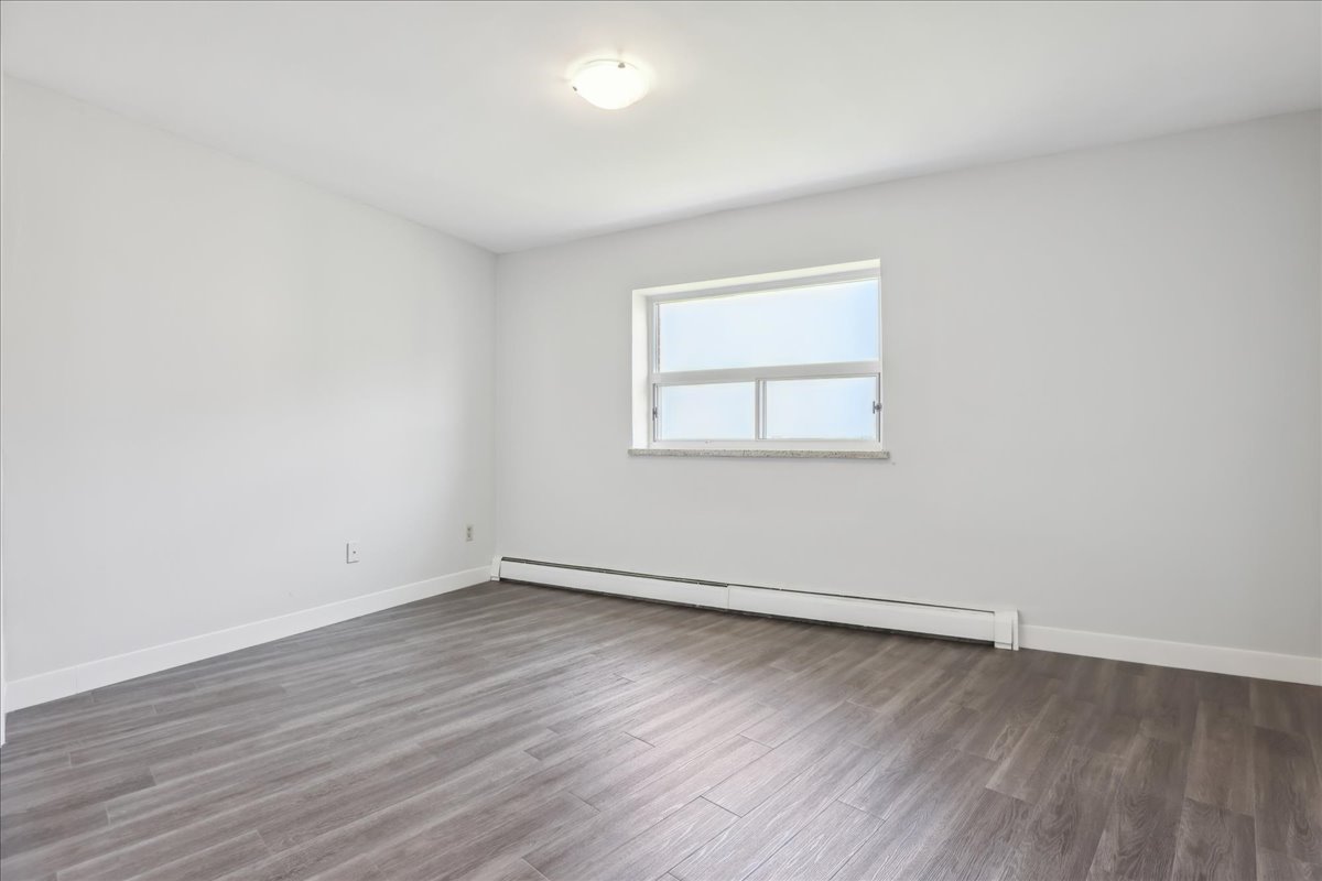 Lord Nelson Apartments - 2 Bedroom available at 5200 Lakeshore Road, Burlington 3