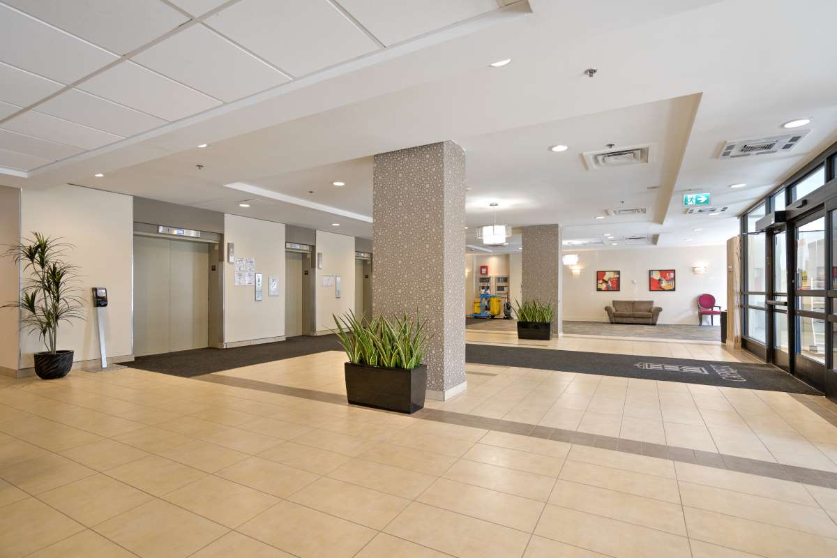 Red Top Tower Apartments - Bachelor available at 5740 Cavendish Boulevard, Côte Saint-Luc 5